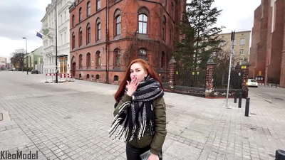 Pi'i a tagata lautele: o le teine ​​aulelei ua fucked mo se iPhone ma maua mai i totonu o lana pusi. CleoModel